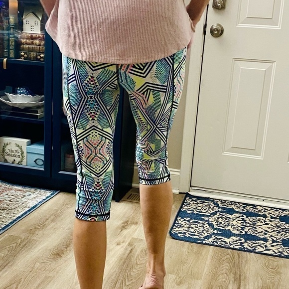 Victoria’s Secret Sport, Cropped Neon Geometric Design Tights - Picture 3 of 13